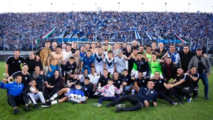 Vélez finalista de la Copa de la Liga: resistió con 10 y se impuso en los penales
