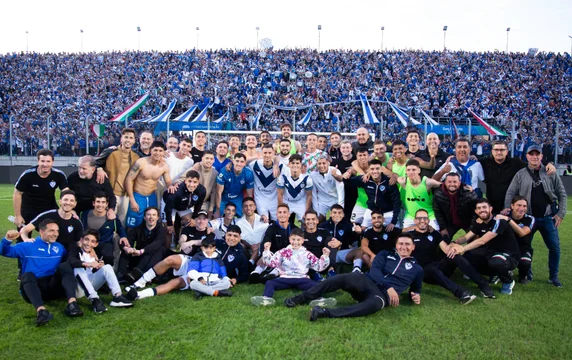 Vélez finalista de la Copa de la Liga: resistió con 10 y se impuso en los penales