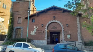 Roban de una iglesia una cruz con un Cristo de bronce