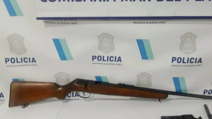 Escuchó ruidos en el techo y encontró a su vecino desnudo y con un arma