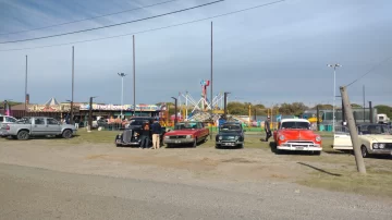 Los coches antiguos también dijeron presente en la Fiesta de los Pescadores