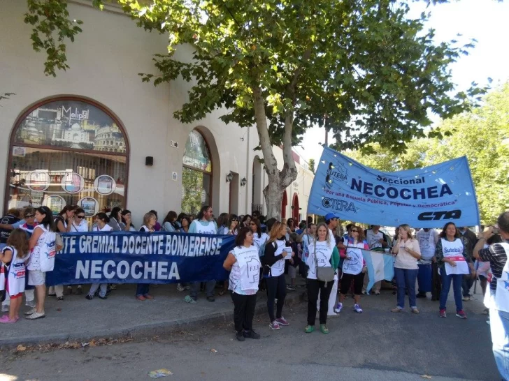 Paro docente en Necochea: habrá una radio abierta en 59 y 64