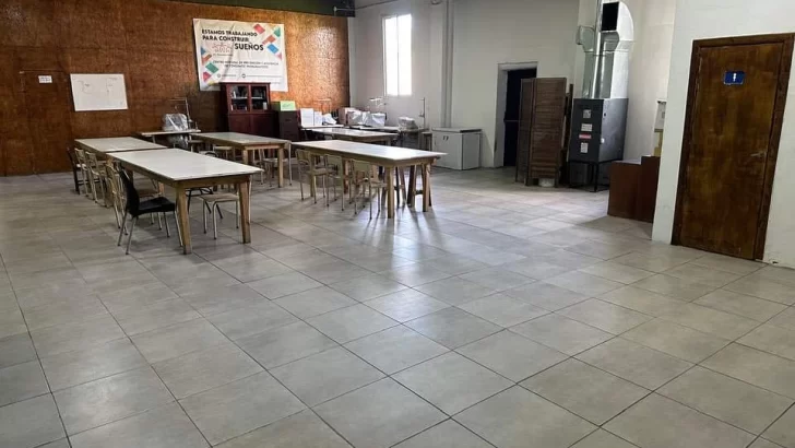 Siguen las mejoras en El Samaritano: terminaron la colocación del piso del Sum