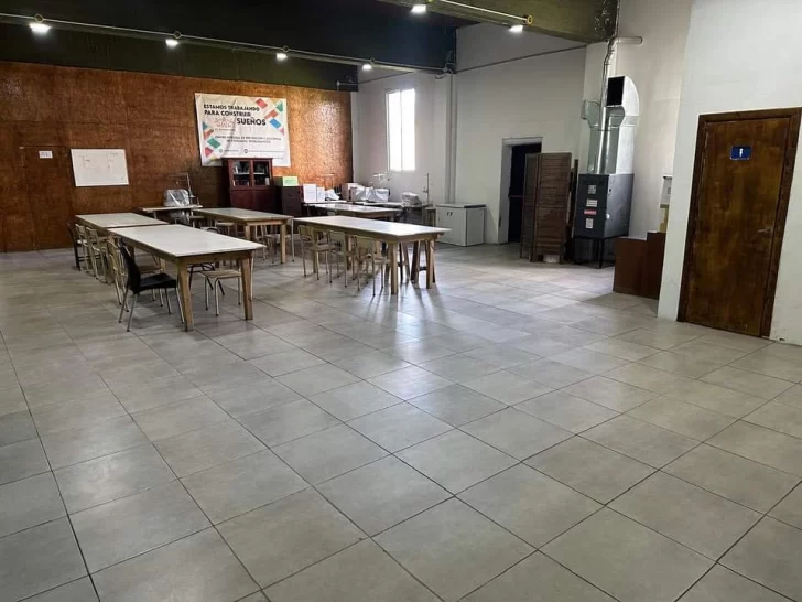 Siguen las mejoras en El Samaritano: terminaron la colocación del piso del Sum