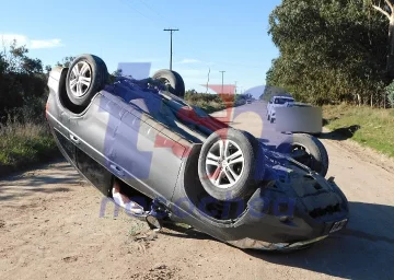 Huían de la policía a toda velocidad, volcaron y se fugaron a pie