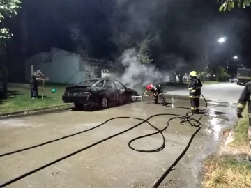 Se incendió un auto en la vía pública