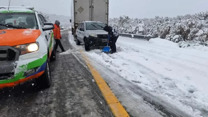 Video: vehículos varados entre Bariloche y El Bolsón por la intensa nevada