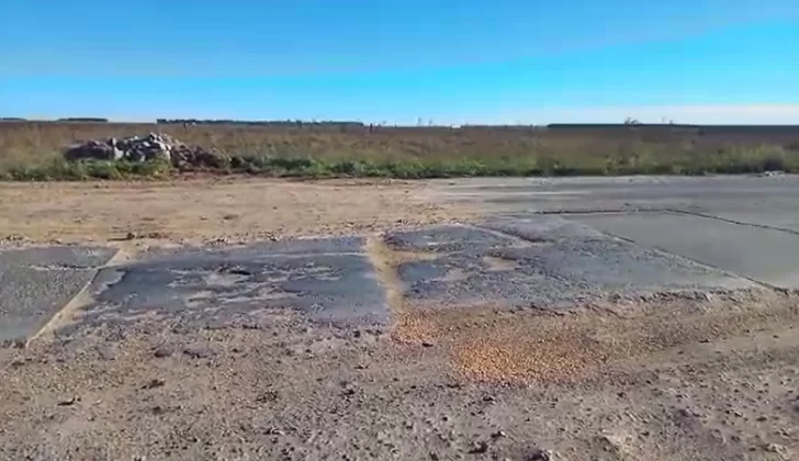 Taparon con tosca apisonada el gran bache de la Circunvalación