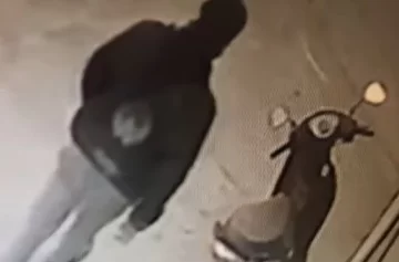 Video: roba una moto en la calle 49 y queda registrado por las cámaras