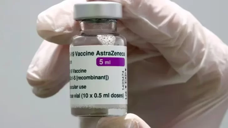 Una mujer demandó al Estado y AstraZeneca por más de 90 millones por la vacuna del COVID