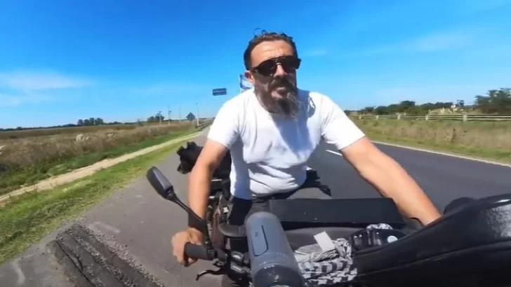 Dejó el trabajo y se fue en bici con su perra a recorrer Latinoamérica
