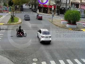 Moto pasa el semáforo en rojo y embiste de lleno a un auto