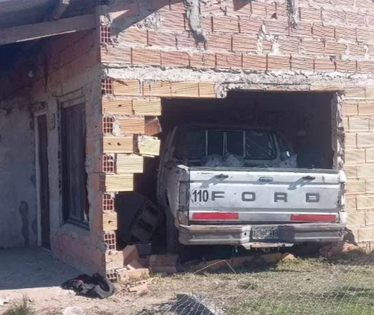 Una camioneta terminó incrustada en una vivienda