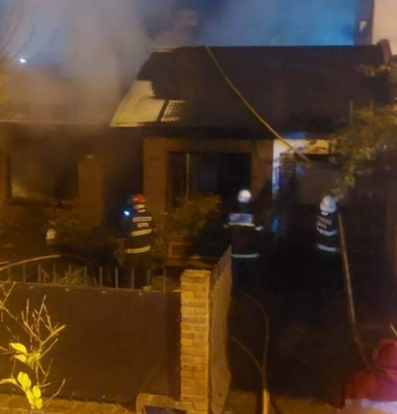 Un bombero resultó herido cuando apagaba un incendio en una vivienda