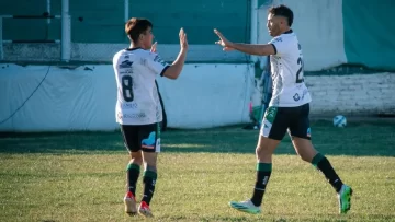 Gol del necochense Ezequiel Cérica en la victoria de Villa Mitre