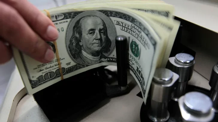 Qué opinan economistas sobre la suba del dólar