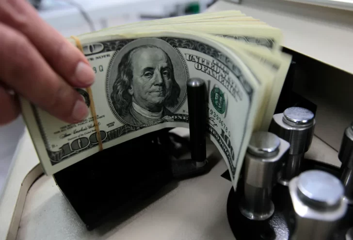 Con la atención puesta en el Congreso, los dólares frenaron las subas y cotizaron estables