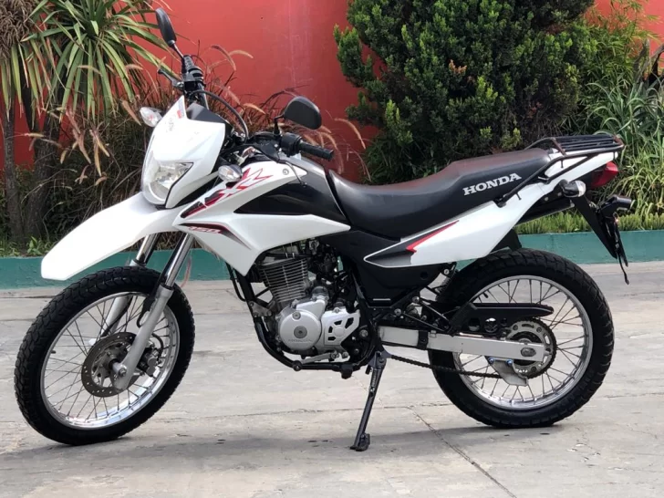 A punta de pistola le roban la moto cuando entraba a su vivienda