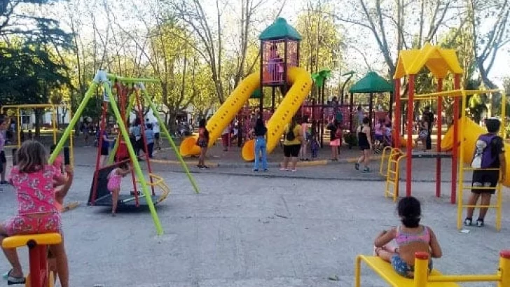 Bomberos rescataron a un niño de un juego en la plaza Dardo Rocha