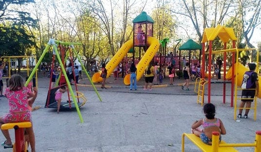 Bomberos rescataron a un niño de un juego en la plaza Dardo Rocha