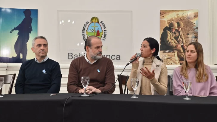 Andrea Cáceres acompañó a Larroque en su visita a Bahía Blanca y Coronel Rosales