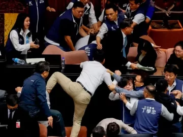 Escándalo en Taiwán: un legislador robó un proyecto de ley y escapó corriendo