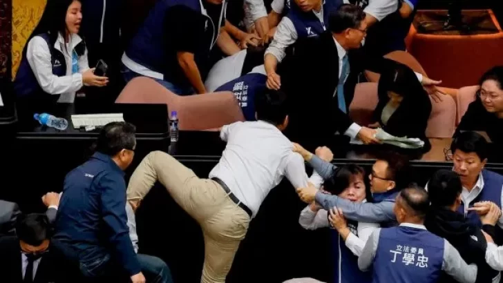 Escándalo en Taiwán: un legislador robó un proyecto de ley y escapó corriendo