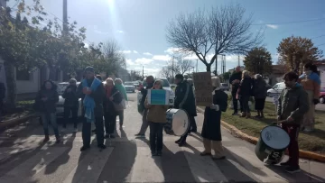 Se manifiestan en la sucursal de Correo Argentino de Quequén