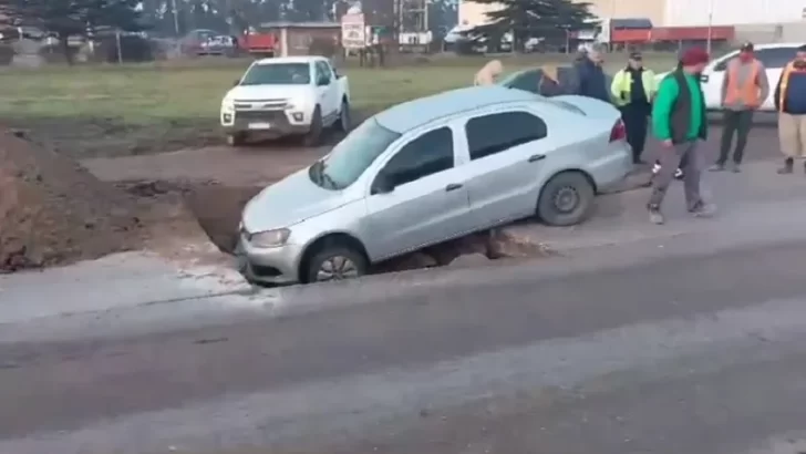 Video: un auto quedó atascado en un pozo gigante de una obra en la ruta 88
