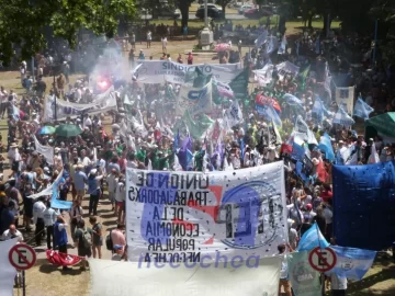 Repudio a la media sanción de la Ley Bases y convocatoria a un paro Nacional