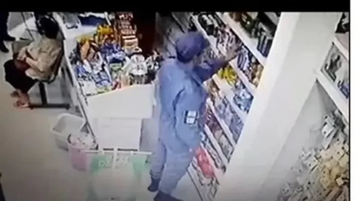 El indignante video de un comisario “mechero” robando en una farmacia