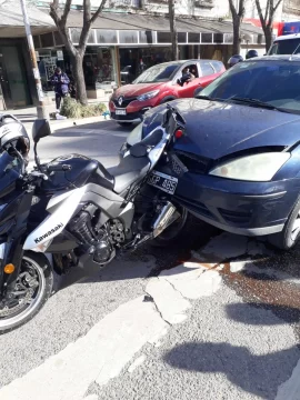 Otro accidente sin heridos: un auto impactó una moto en el semáforo