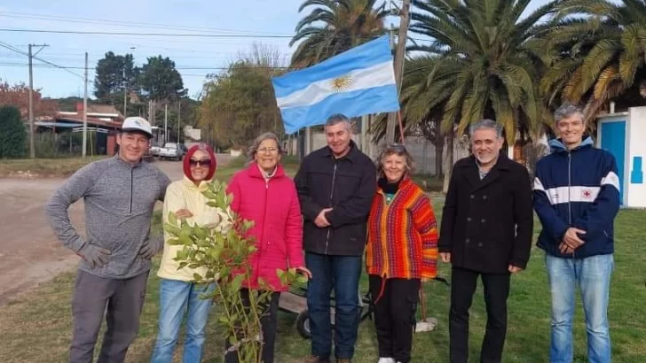 Plantaron un laurel en honor y gloria a los caídos en Malvinas