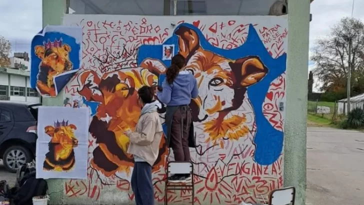 Mural colectivo en homenaje a los perros sin hogar