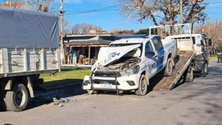 Un móvil policial chocó contra un camión