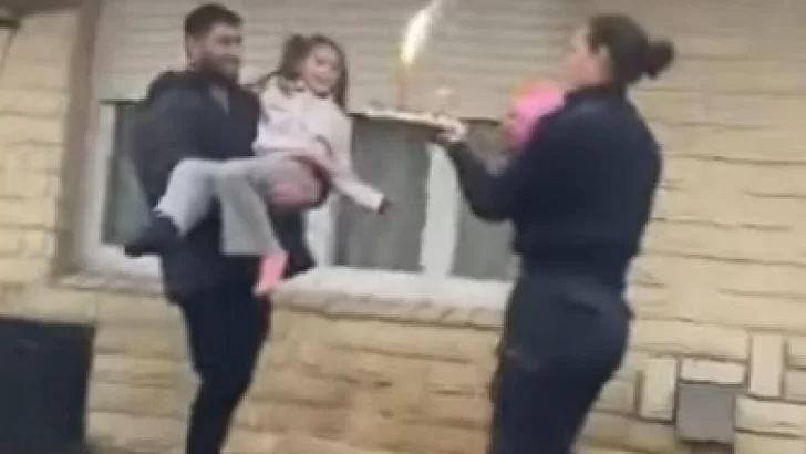 Policías necochenses sorprendieron a una niña en su cumpleaños