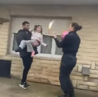 Policías necochenses sorprendieron a una niña en su cumpleaños