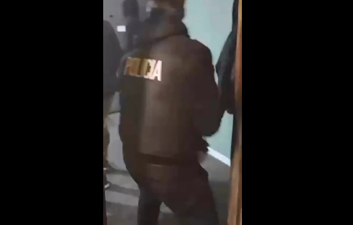 Video: así caían los vendedores de cocaína en un allanamiento de la Villa Balnearia