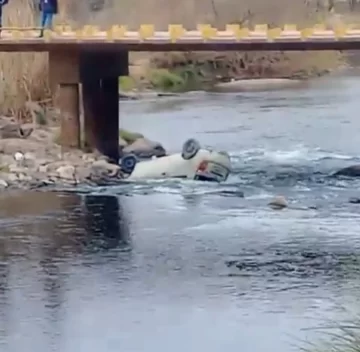 Un auto cayó desde un puente al río Ctalamochita y la conductora contó que su perro la hizo perder el control