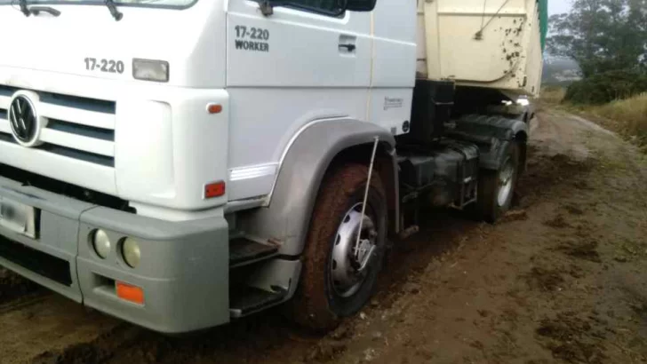 Infraccionaron a camiones por daños en caminos rurales después de la lluvia