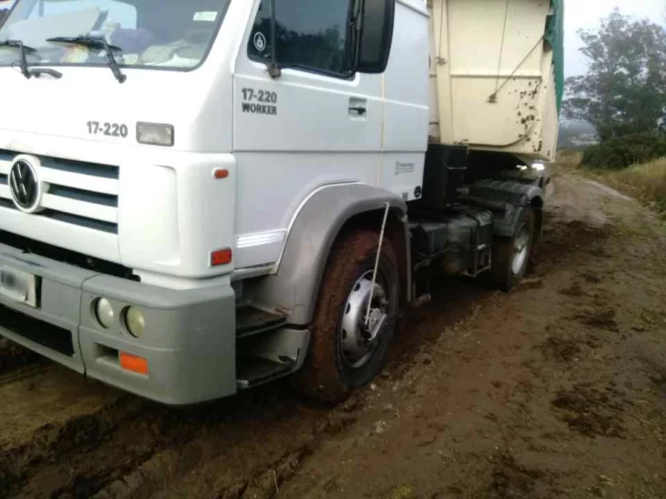 Infraccionaron a camiones por daños en caminos rurales después de la lluvia