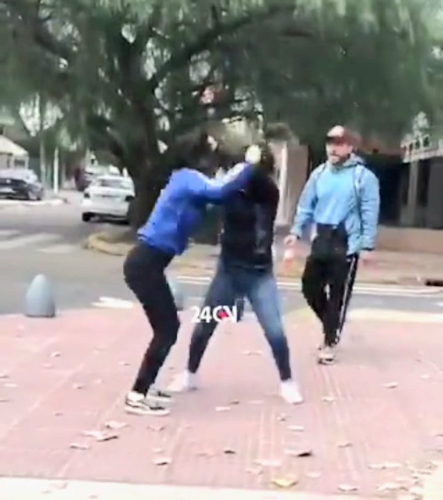Video: la brutal arenga de un padre a su hija en medio de una pelea con una compañera de colegio