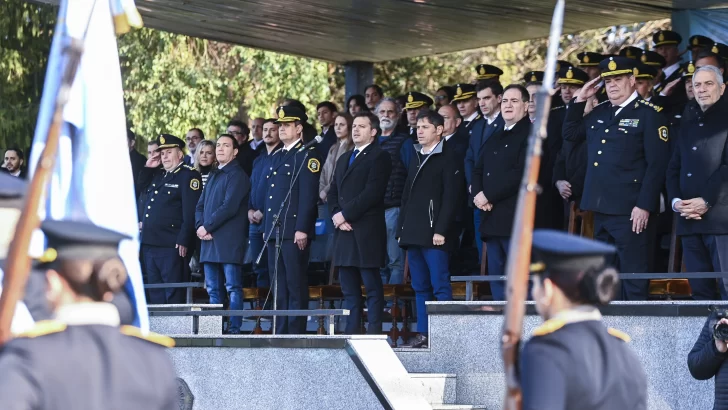 Más de 1.800 cadetes y futuros oficiales de la policía provincial juraron fidelidad a la bandera