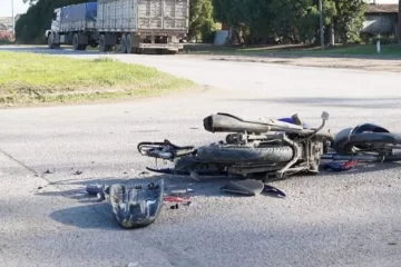 Accidente entre un camión y una moto: un joven herido