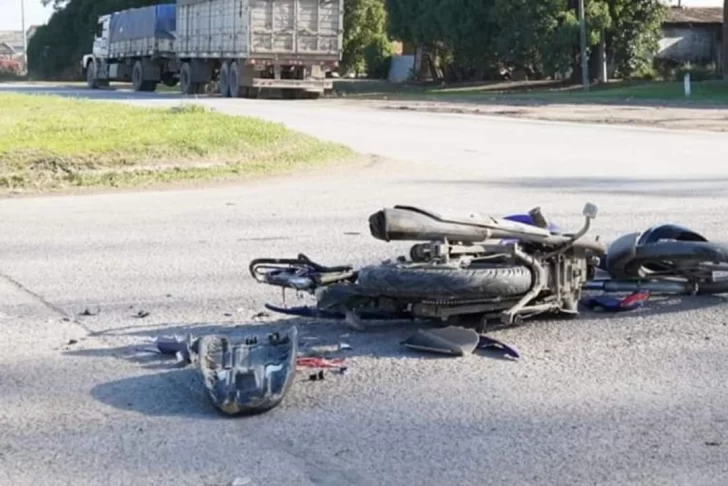 Accidente entre un camión y una moto: un joven herido