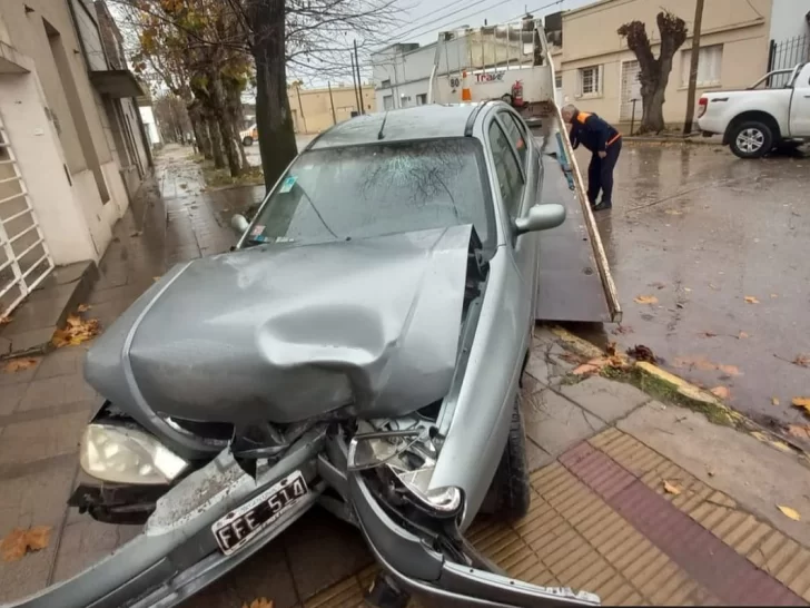 Un vehículo se incrustó en una casa