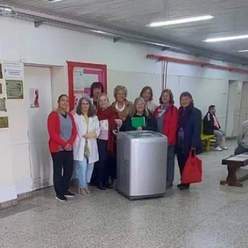 La cooperadora del hospital donó un lavarropas, una maquina centrifuga y frazadas