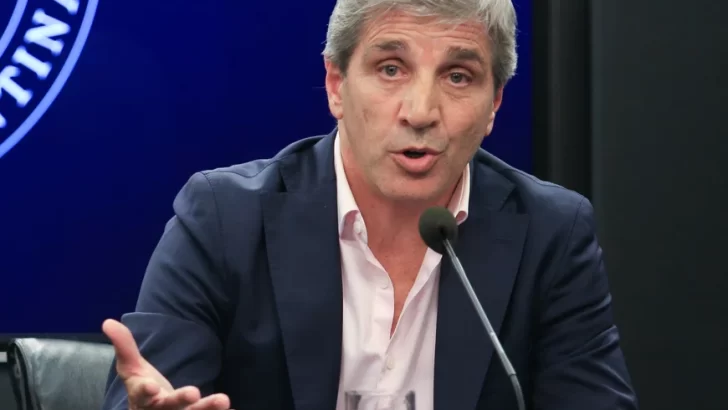 Caputo volvió a negar una devaluación y aseguró que Milei no perdió popularidad a pesar del ajuste