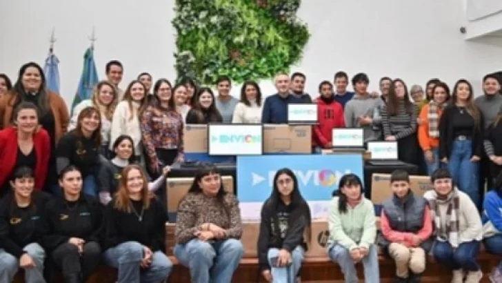 Cáceres junto a Larroque en la entrega de computadoras a Jóvenes