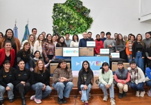 Cáceres junto a Larroque en la entrega de computadoras a Jóvenes